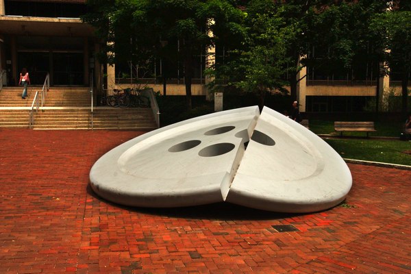 Скульптура Класа Олденбурга и Кази ван Брюгген